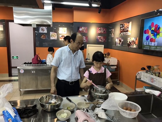 太阳集团tyc86工会举行六一亲子烘焙活动
