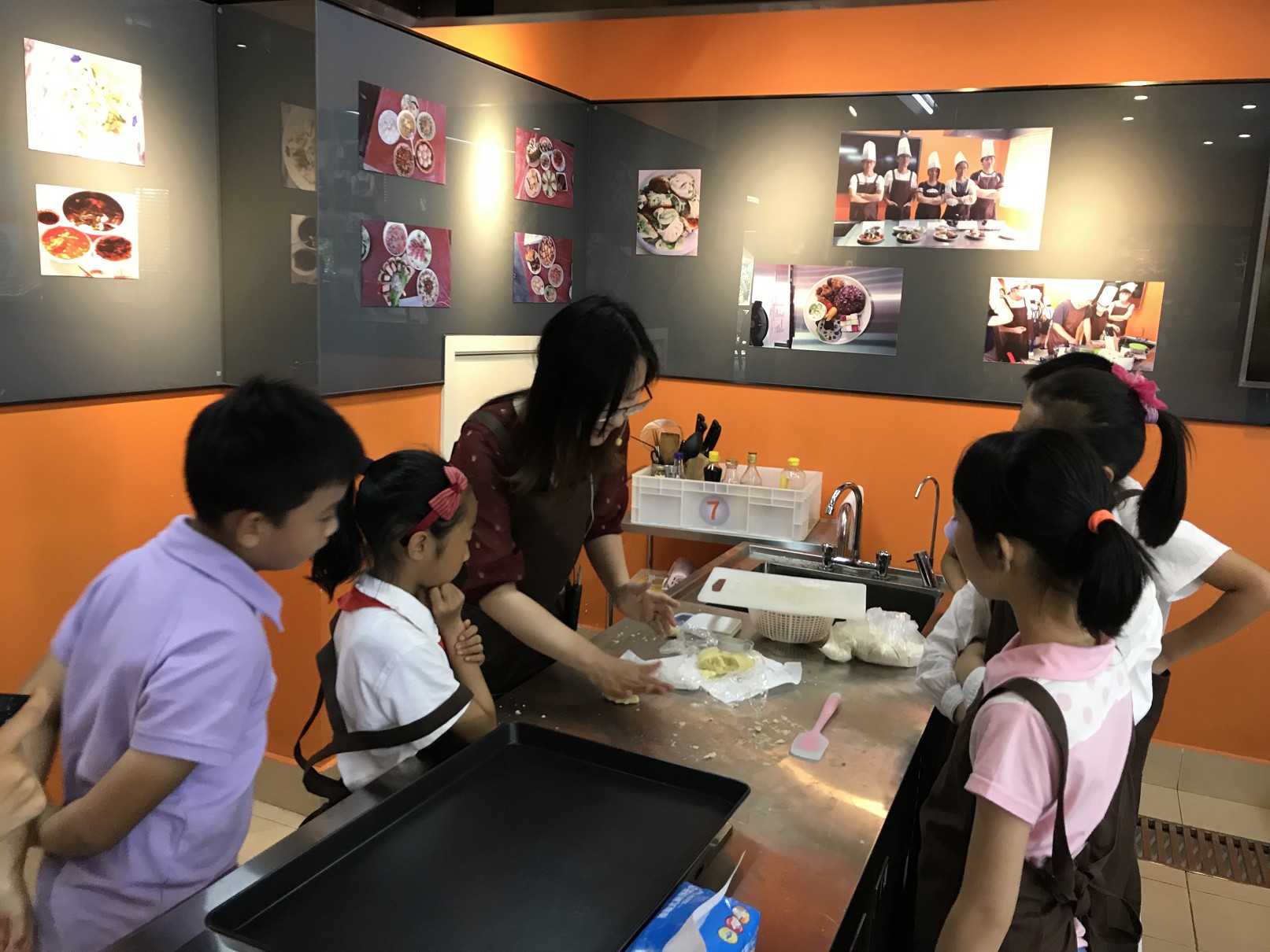 太阳集团tyc86工会举行六一亲子烘焙活动
