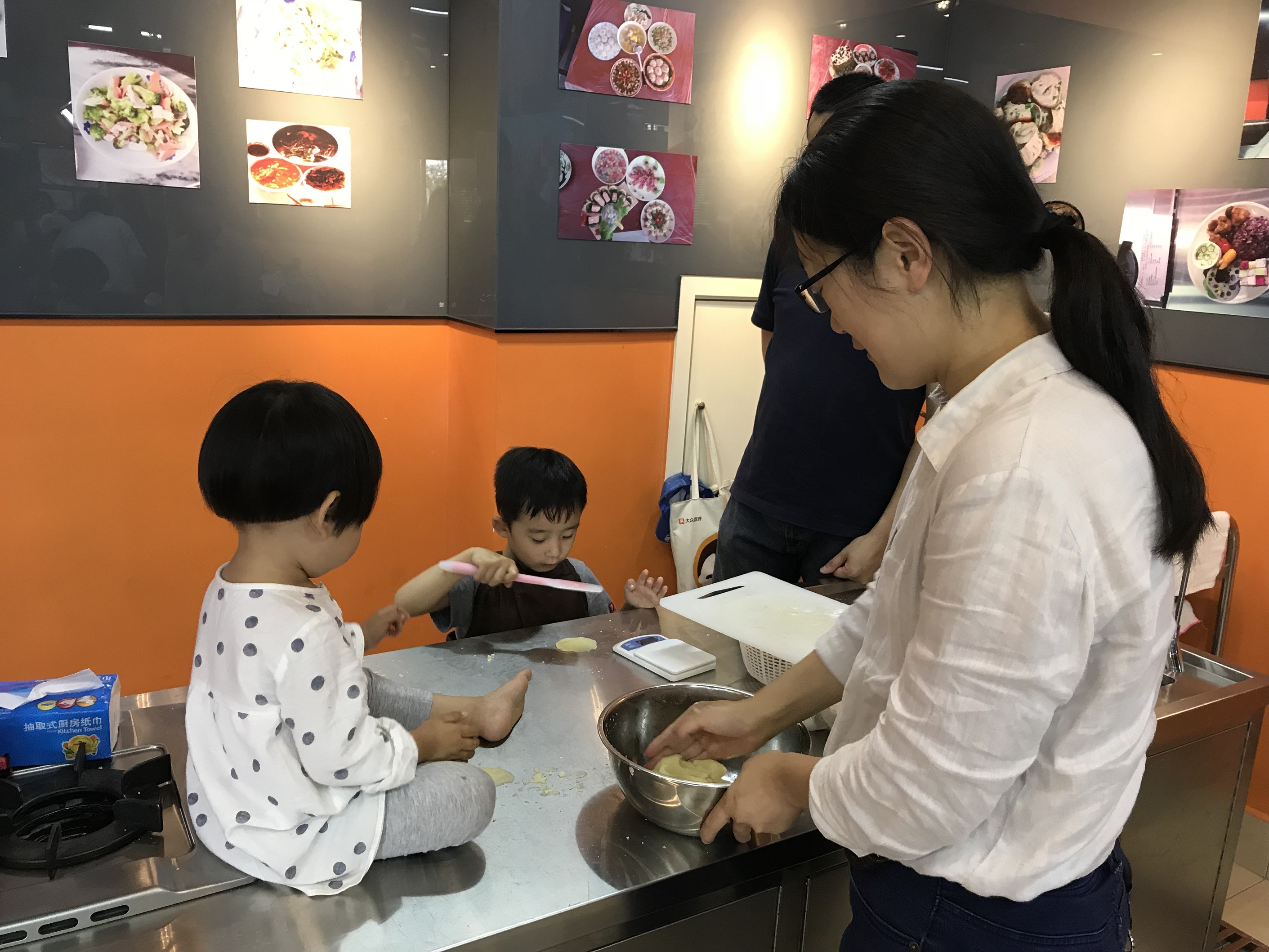 太阳集团tyc86工会举行六一亲子烘焙活动