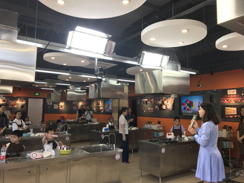 太阳集团tyc86工会举行六一亲子烘焙活动
