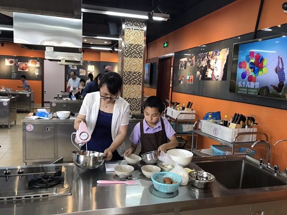 太阳集团tyc86工会举行六一亲子烘焙活动