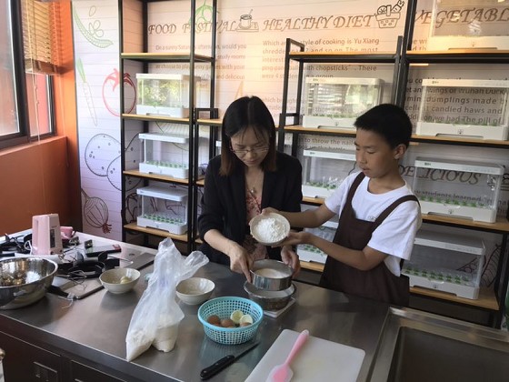 太阳集团tyc86工会举行六一亲子烘焙活动