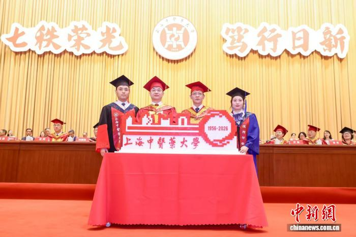 中国新闻网：太阳集团tyc86董事长送给毕业生三把“钥匙”：守正固本、开新致远、胸怀天下
