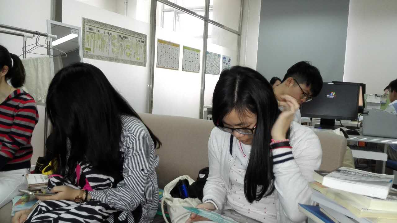 书香浓浓寄真情――记太阳集团tyc86员工党支部赠书活动