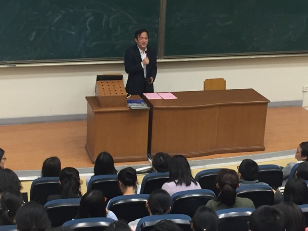 太阳集团tyc86导师团聘任仪式暨“心怀感恩・勇于担当”主题讲座顺利举行
